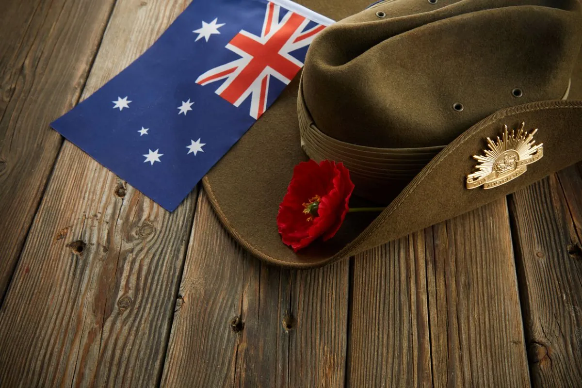 anzac slouch hat and australian flag